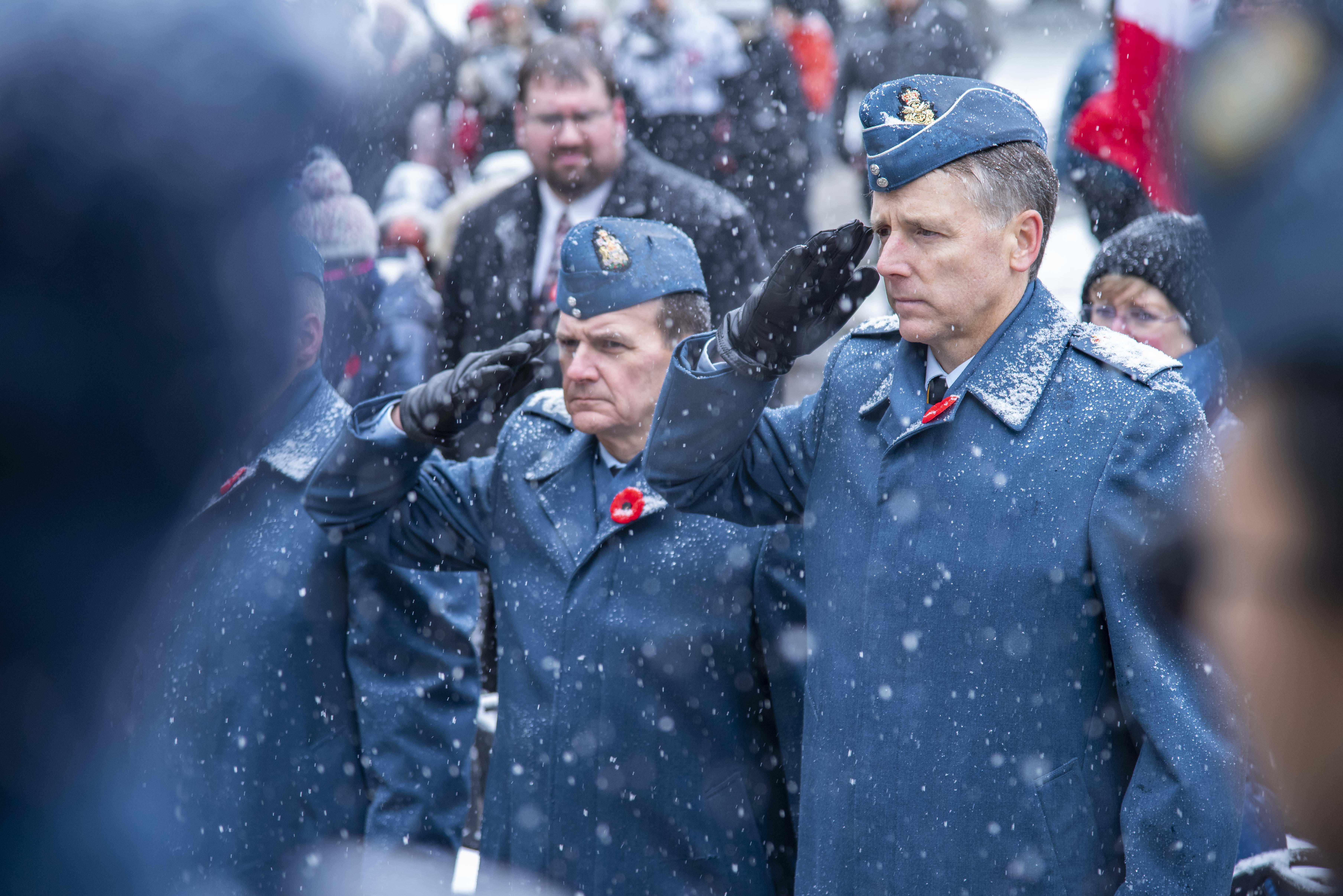 L’adjudant-chef Denis Gaudreault (à gauche), adjudant-chef du commandement de l’ARC, et le lieutenant-général Al Meinzinger, commandant de l’ARC, font un salut lors de la cérémonie du jour du Souvenir de 2019 qui s’est déroulée au mausolée où repose le lieutenant-colonel d’aviation William Barker, VC, au cimetière Mount Pleasant, à Toronto, en Ontario. PHOTO : Caporal Lynette Ai Dang, BM10-2019-0359-028 