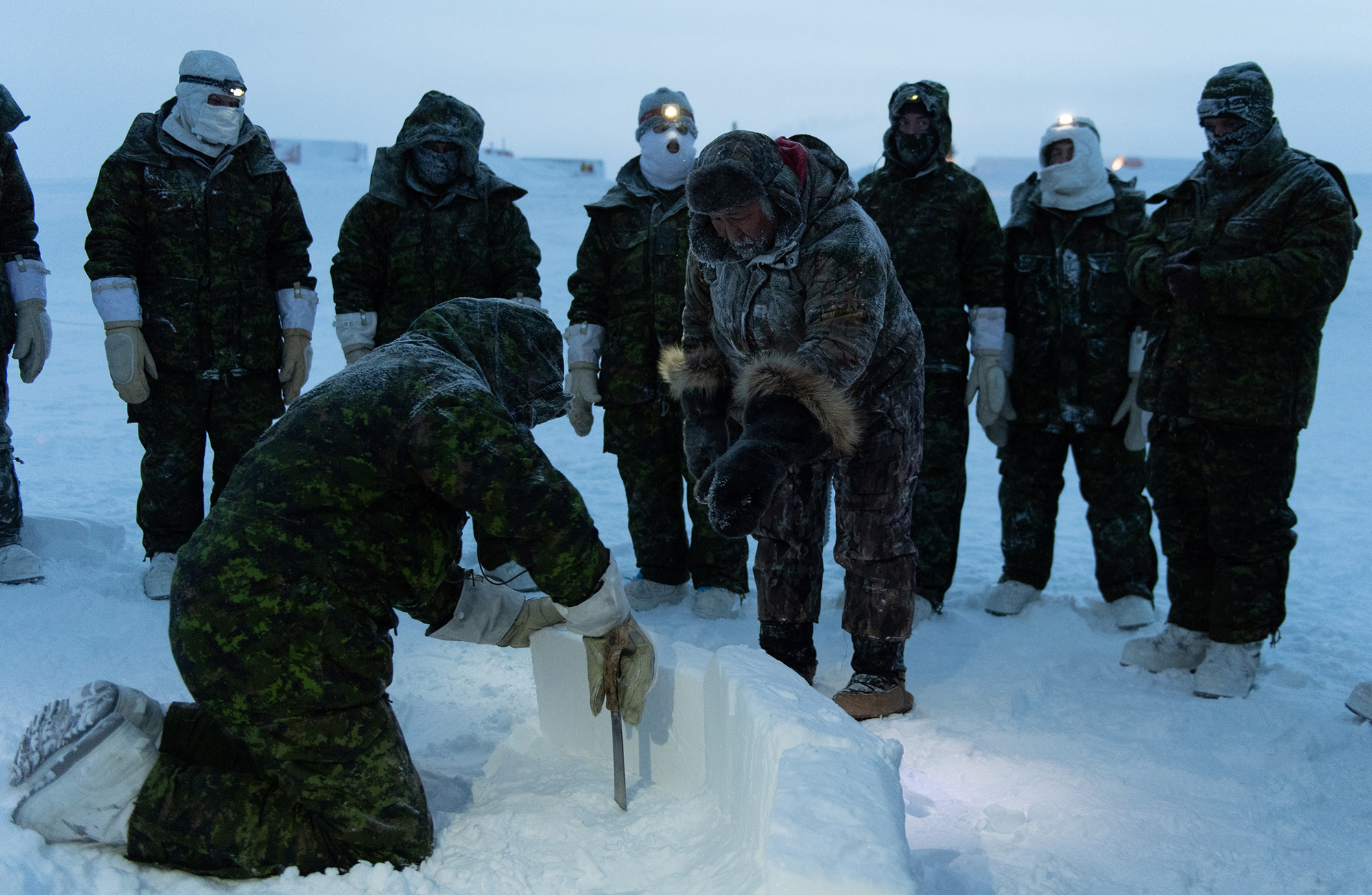 Le caporal Solomon Awa, du 1er Groupe de patrouilles des Rangers canadiens, à Iqaluit, enseigne la construction d’igloos pendant le cours Opérations aériennes – Survie dans l’Arctique qui s’est tenu à Resolute Bay, au Nunavut, du 21 janvier au 1er février 2020. PHOTO : Caporal Brian Lindgren