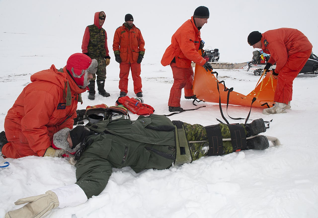 Une photo de participants à une formation sur la recherche et le sauvetage tenue le 22 avril 2012 pendant l’opération Nunalivut, à Baring Bay, au Nunavut. PHOTO : Caporal-chef Jax Kennedy